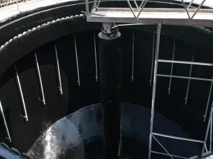 耐酸碱防腐涂料用于化工储罐内壁防腐施工现场